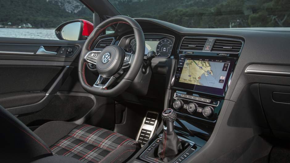 Volkswagen_Golf_GTI_Performance_2017_11