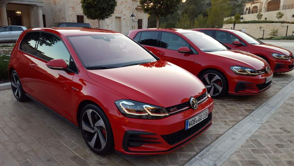 Volkswagen_Golf_GTI_Performance_2017_13