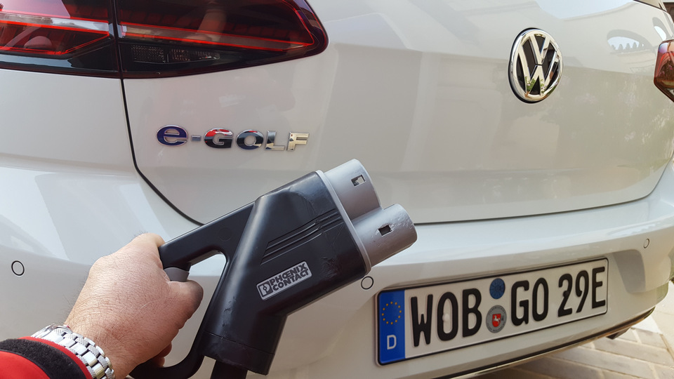 Volkswagen_Golf_elettrica_2017_30