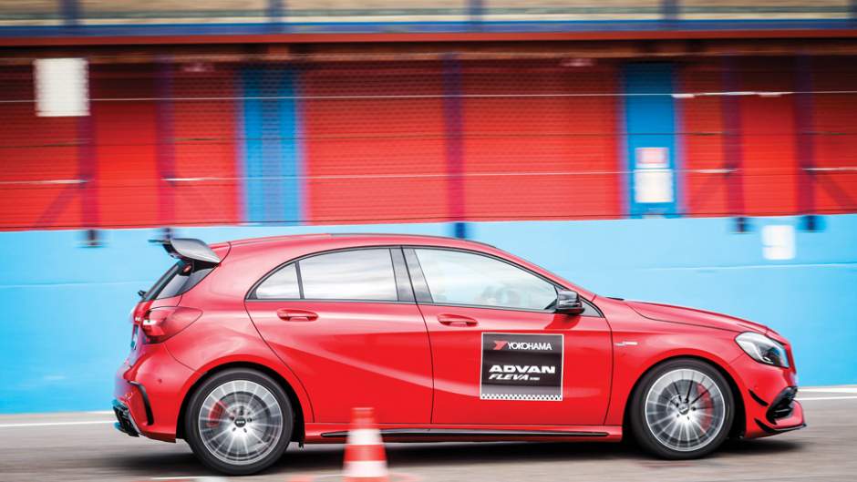 Yokohama-ADVAN-Fleva-V701-AMG-A45_pista3