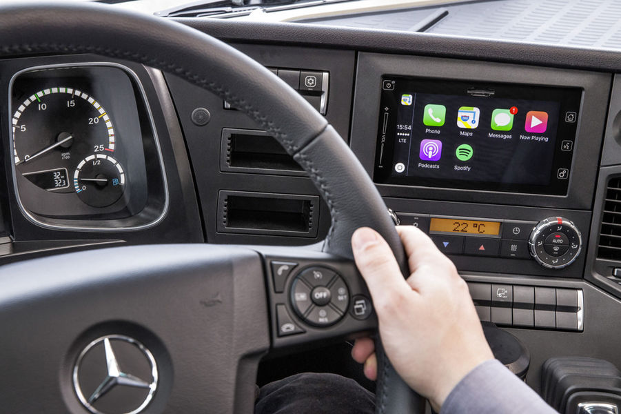 mercedes-benz-truck-apple-carplay-2