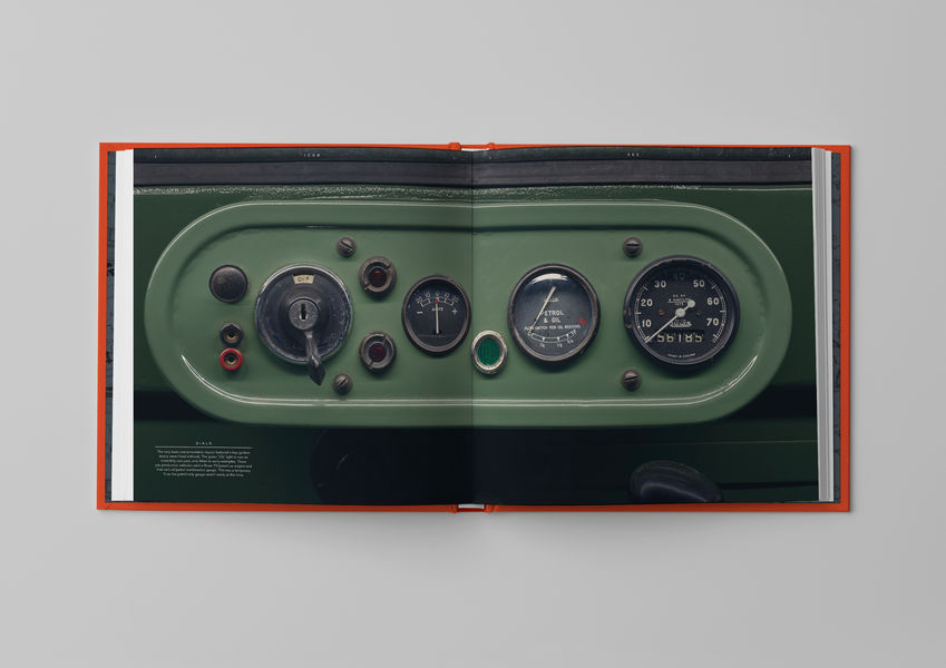 Cruscotto storico Land Rover Defender su Libro Land Rover Defender "Icon"