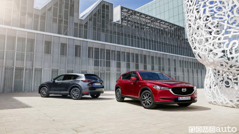 Mazda Cx-5 prova primo contatto foto esterni colore rosso e grigio foto posteriore