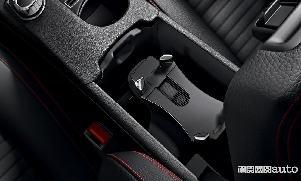 mercedes-benz-abitacolo-smartphone-2
