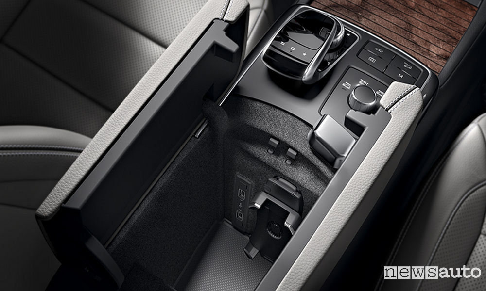 mercedes-benz-abitacolo-smartphone