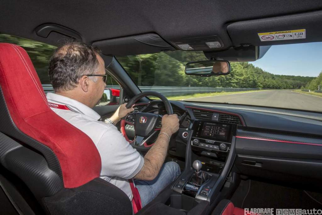 Nell'abitacolo della Honda CivicType R Giovanni Mancini a 250 km/ in autostrada