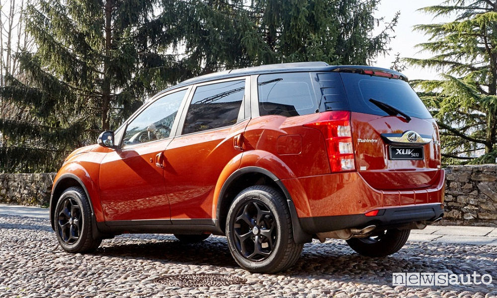 Mahindra-XUV500-W10 vista posteriore
