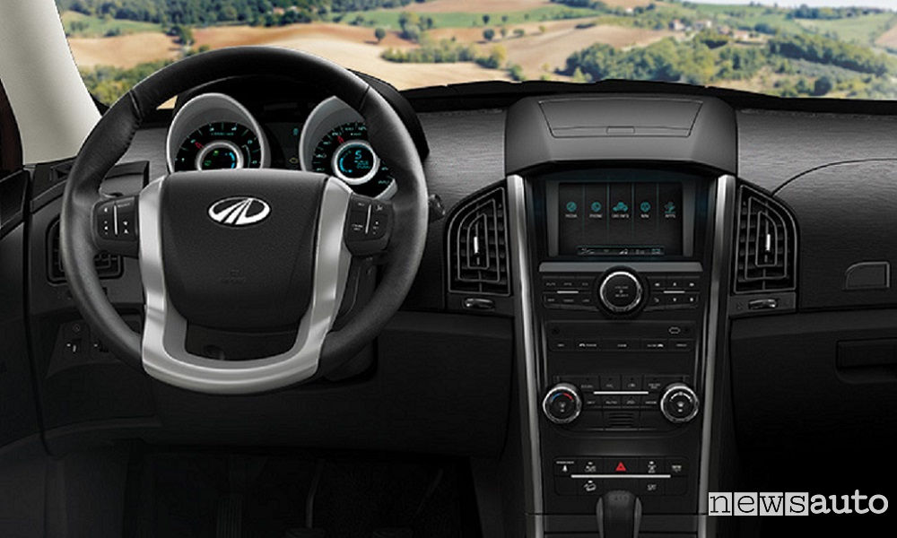 Mahindra-XUV500-W10 abitacolo e plancia interna