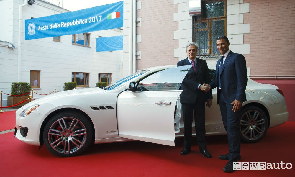 Maserati-Quattroporte-Ambasciatore-italiano-Mosca-Cesare-Maria Ragaglini-con-Tobia-Rosati-GM-Maserati