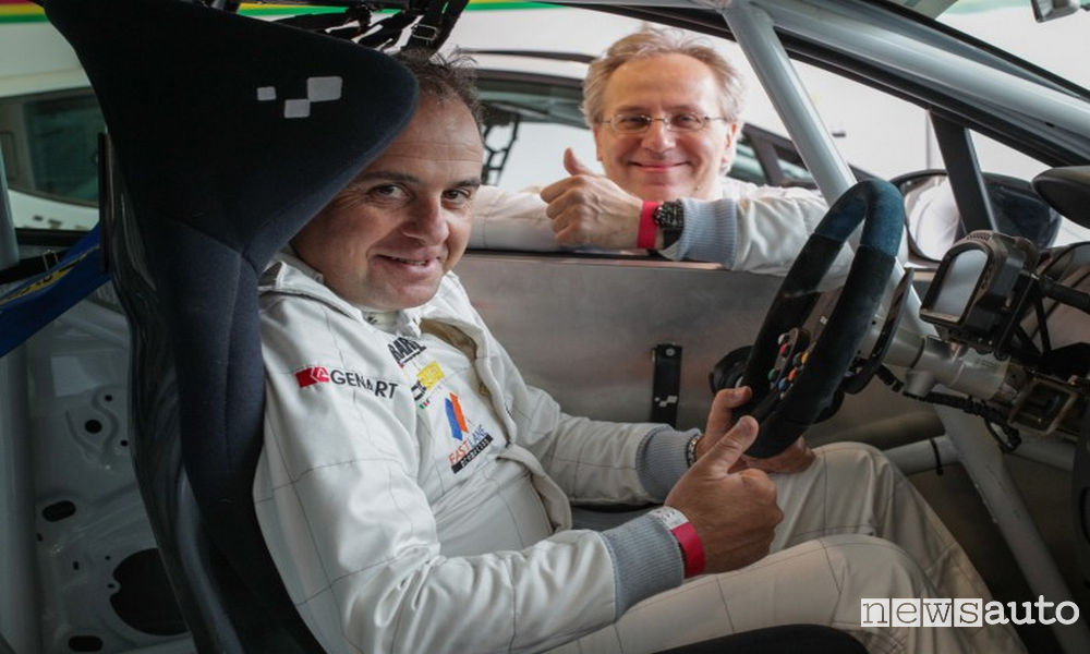 Come sta il pilota all'interno di un'auto da corsa con sedile speciale a corsa, volante estraibile e roll-bar di sicurezza. In foto Giovanni Mancini (ELABORARE - NEWSAUTO) con Andrea Stassano (Quattroruote)