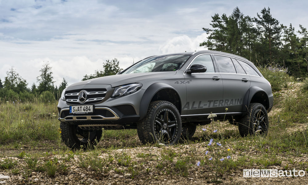 Vista di profilo della Mercedes-Benz Classe E All-Terrain 4x4²