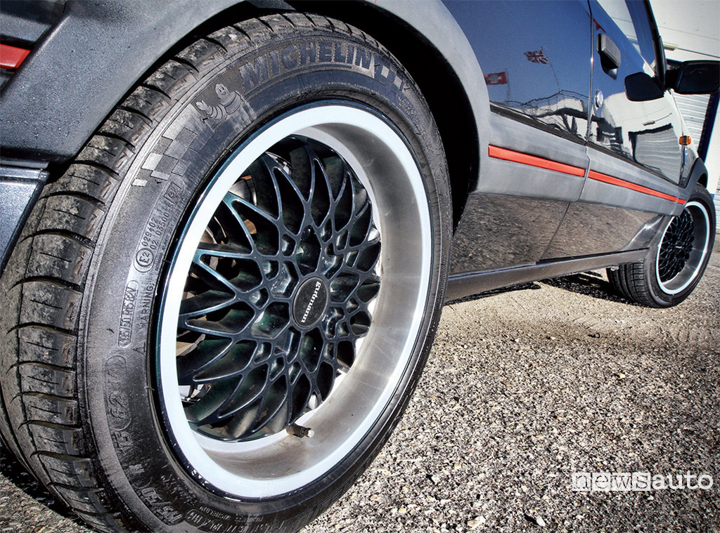Peugeot 205 GTi Gutmann con cerchi speciali