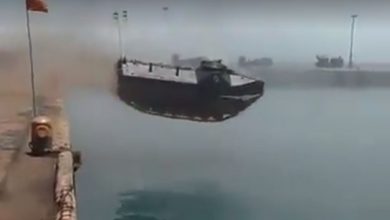 Carri armati che si lanciano in mare