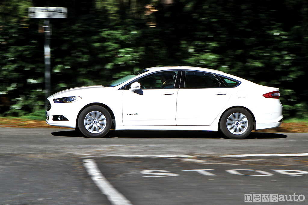 Ford Mondeo Hybrid prova su strada
