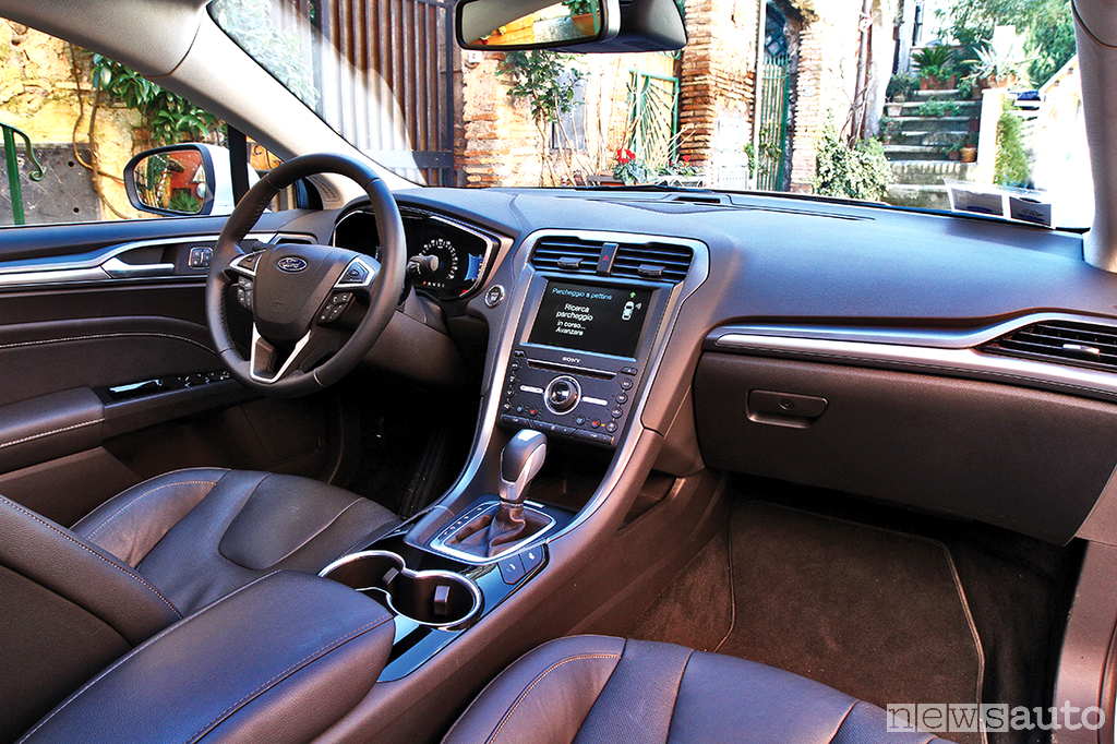 Interni abitacolo Ford Mondeo Hybrid prova su strada