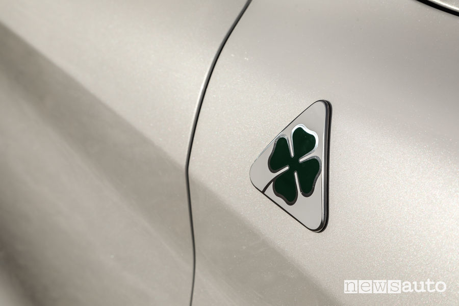 Storia Alfa Romeo il Quadrifoglio verde su sfondo bianco, portafortuna Alfa Romeo