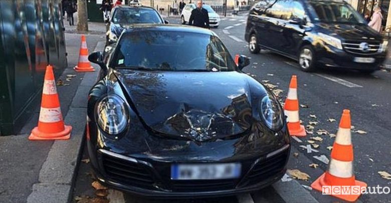 Porsche in divieto di sosta esplosa a Parigi