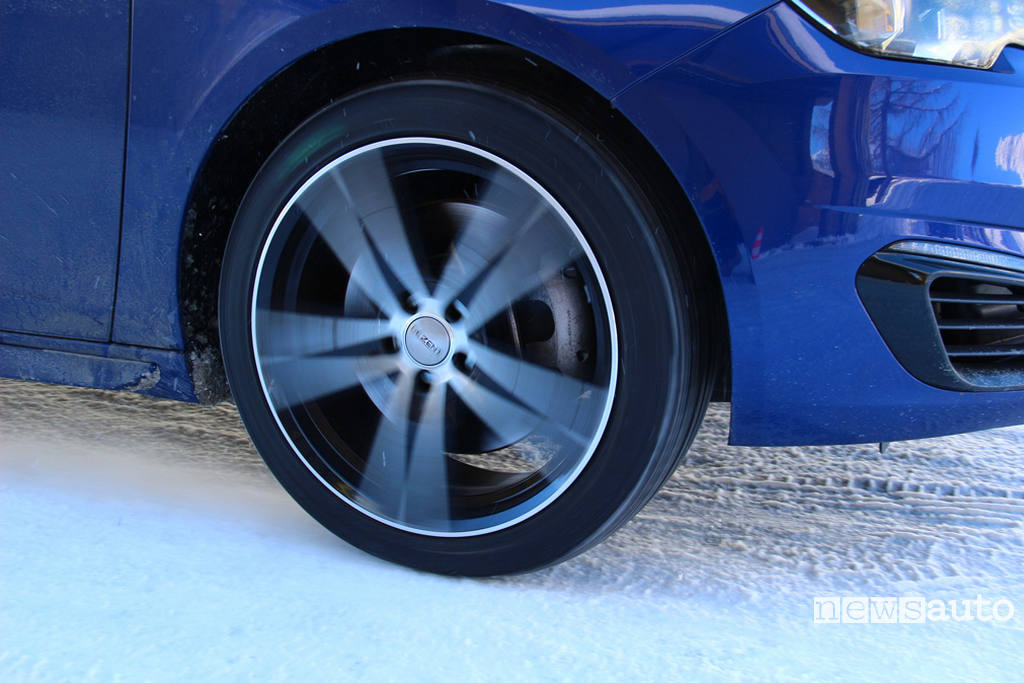 Test pneumatici invernali accelerazione su neve particolare del pneumatico