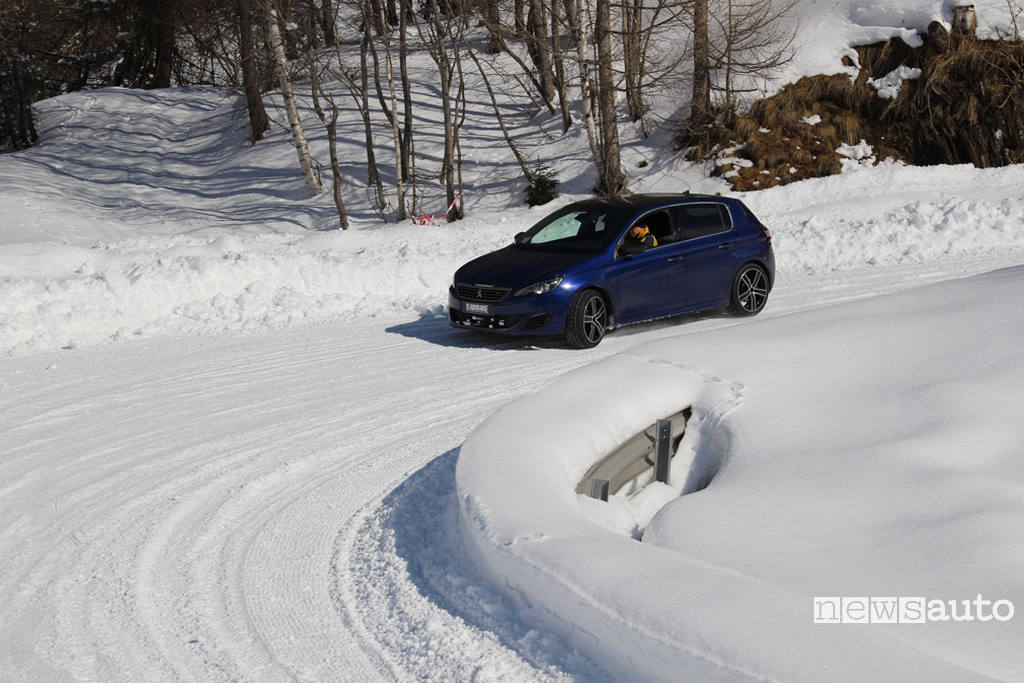 Test pneumatici invernali handling su neve discesa