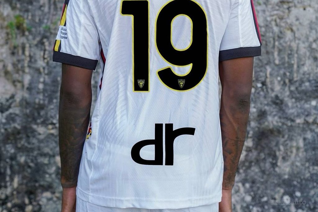 marchio DR nel retro della maglia del Lecce