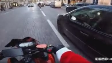 Donna alla guida investe un pedone e scappa