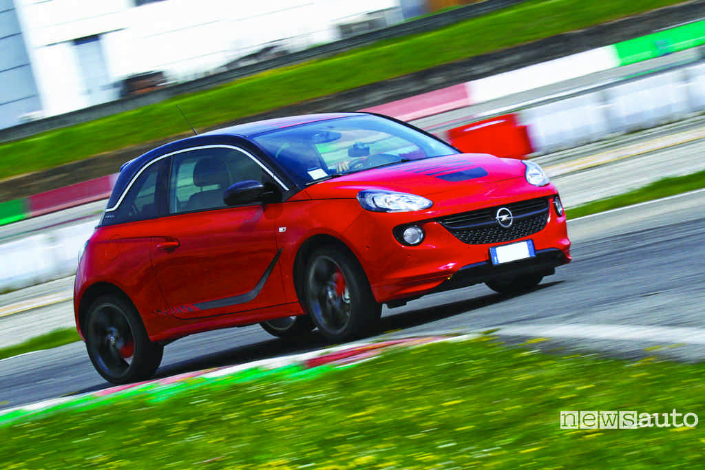 Opel Adam la prova in pista