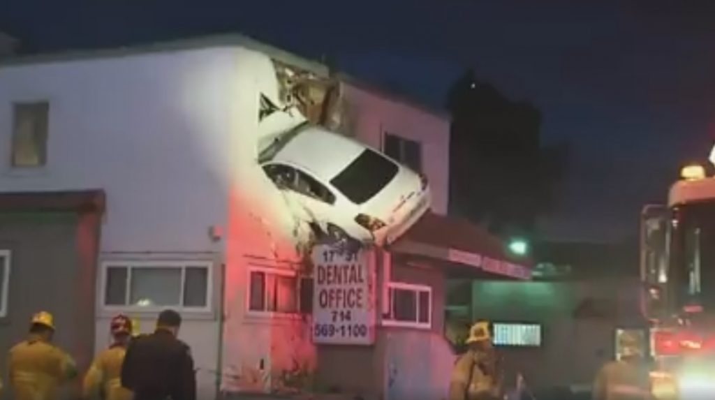 Auto che vola al secondo piano