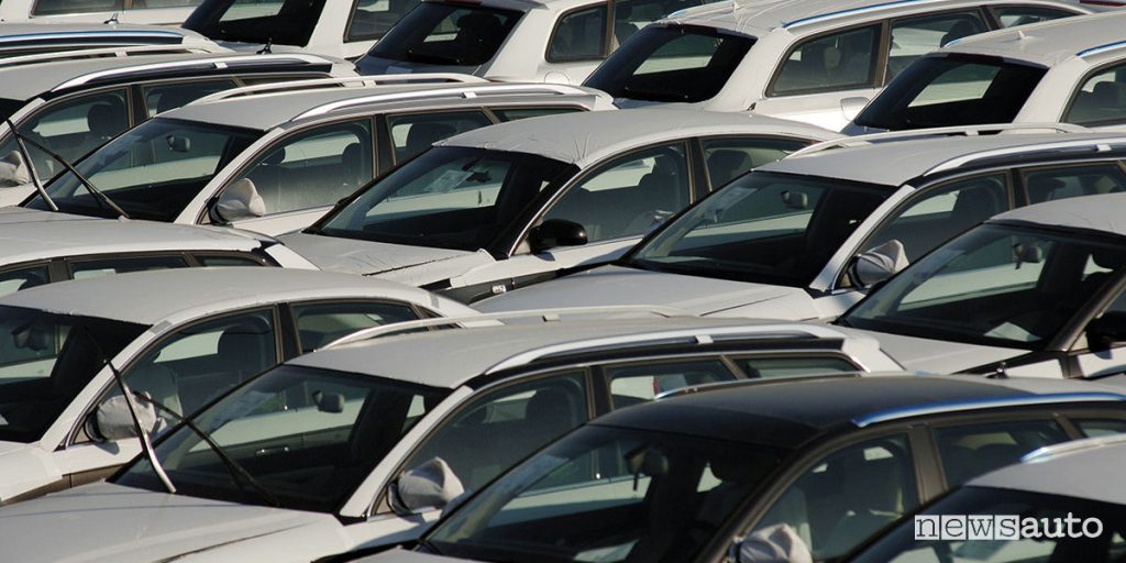 Vendite auto in crisi piazzali dei concessionari pieni