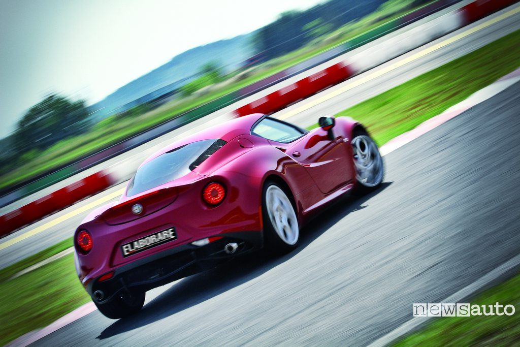 Traverso Alfa Romeo 4C sovrasterzo di potenza