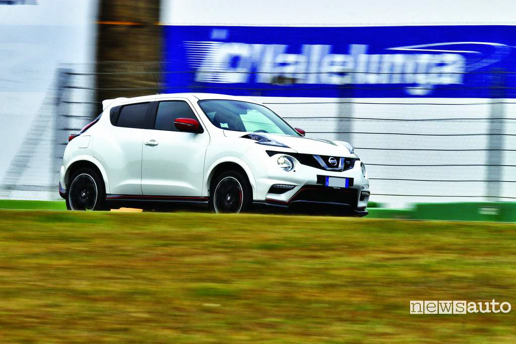Nissan Juke Nismo RS vista laterale in pista