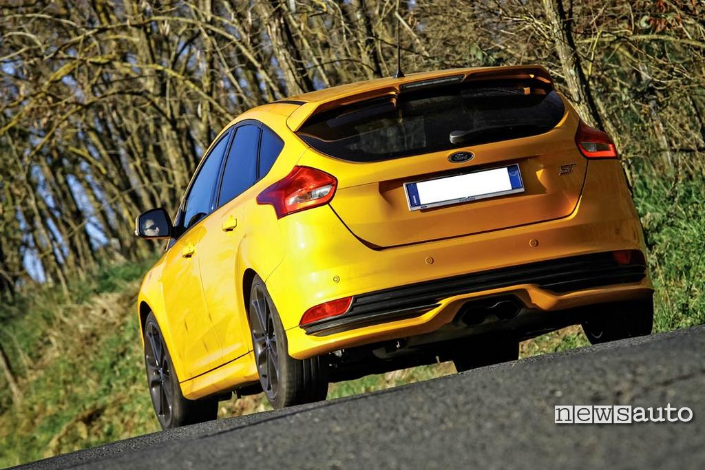 Ford Focus vista posteriore versione ST con spoiler ed estrattore