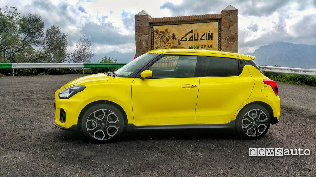 Suzuki Swift Sport vista laterale con i cerchi da 17 pollici 