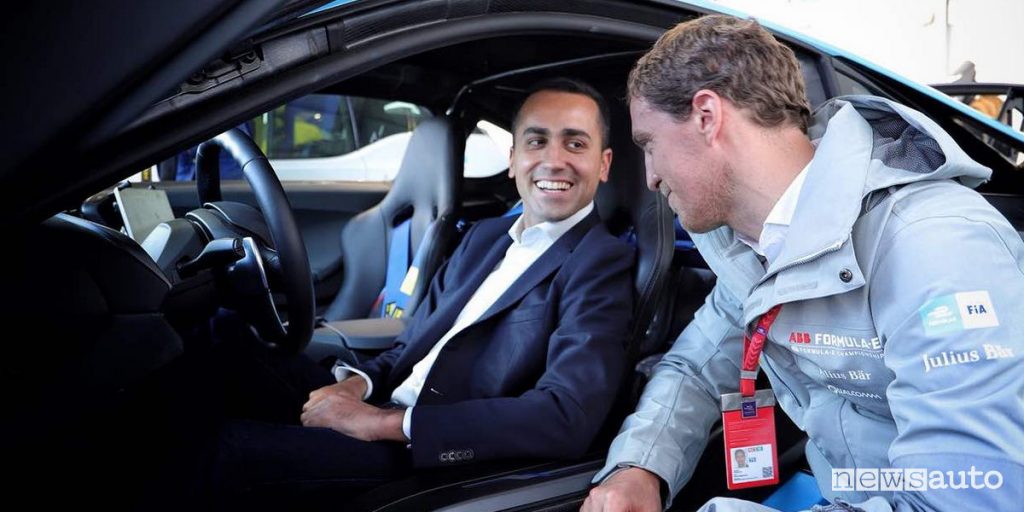 Vicepremier Luigi Di Maio si esprime sul bollo auto: "una tassa ingiusta"