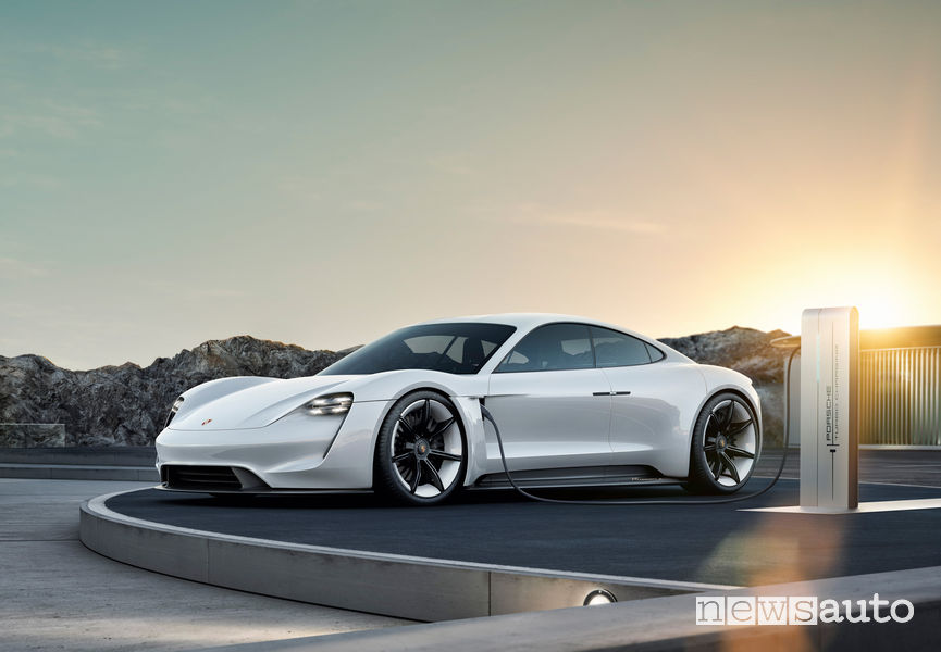 Auto sportiva elettrica porsche