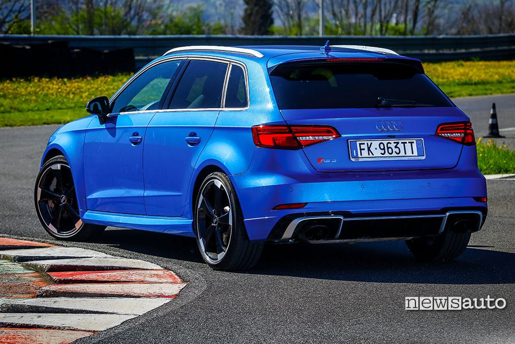 Audi RS3 Come è fatta fuori vista posteriore 3/4