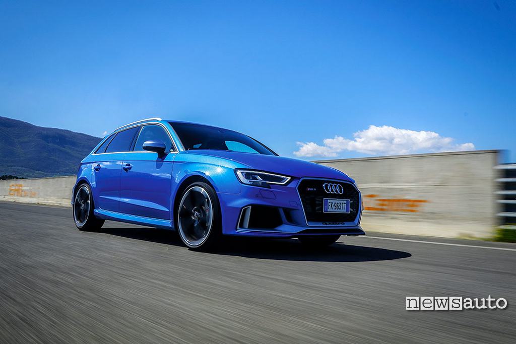 Audi RS3 2018 prova pista vista anteriore paraurti minigonne laterali