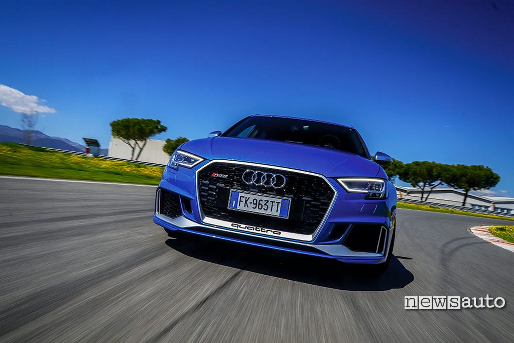 Audi RS3 2018 la prova in pista paraurti anteriore fari full led mascherina