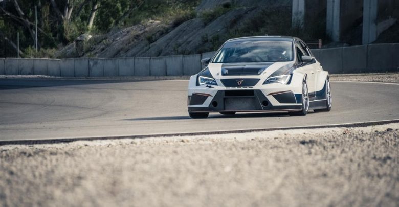 CUPRA TCR Andrea Dovizioso alla guida auto da corsa Ducati World Week Seat 2018