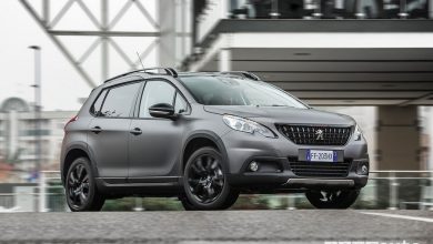 Peugeot 2008 Black Matt vista di profilo