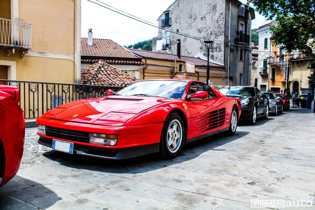 tre quarti ferrari testarossa con dettagli prese d'aria e pneumatico
