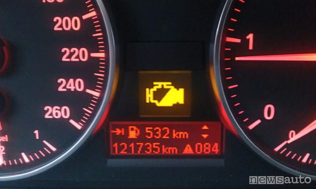 Consigli vendita auto usata spia avaria motore guasto auto usata