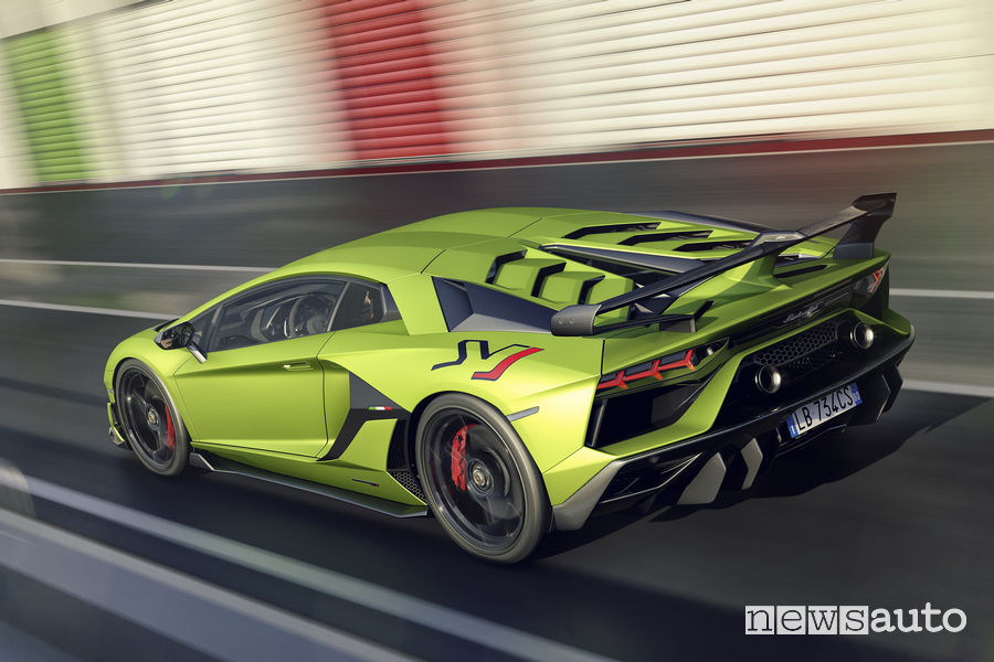 Lamborghini_Aventador SVJ vista posteriore