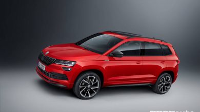 Vista di profilo Skoda Karoq Sportline 2019