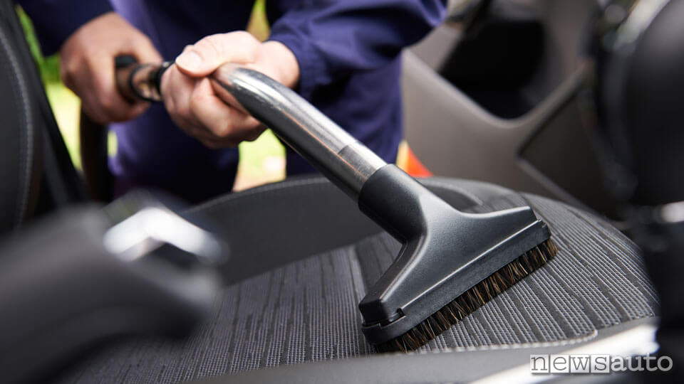 Consigli vendita auto usata pulizia interni tappezzeria moquette