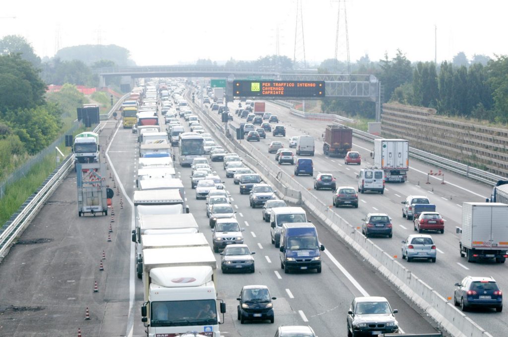 Code in autostrada con traffico Autostradale da bollino rosso a luglio