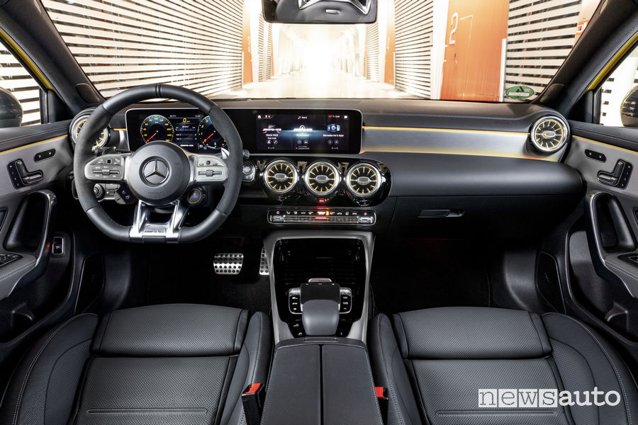 Mercedes AMG A 35 4MATIC, abitacolo