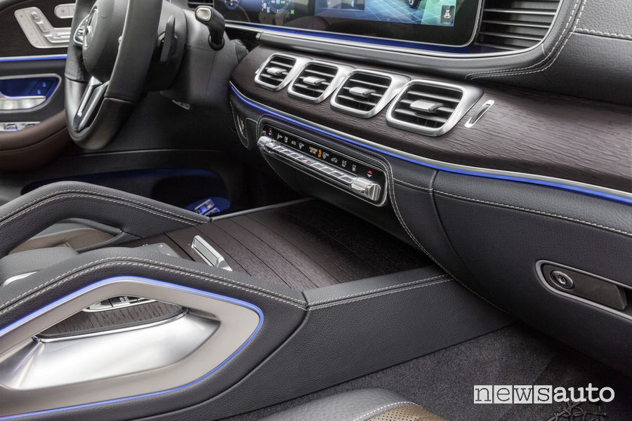 Mercedes-Benz GLE 2019, comandi nell'abitacolo