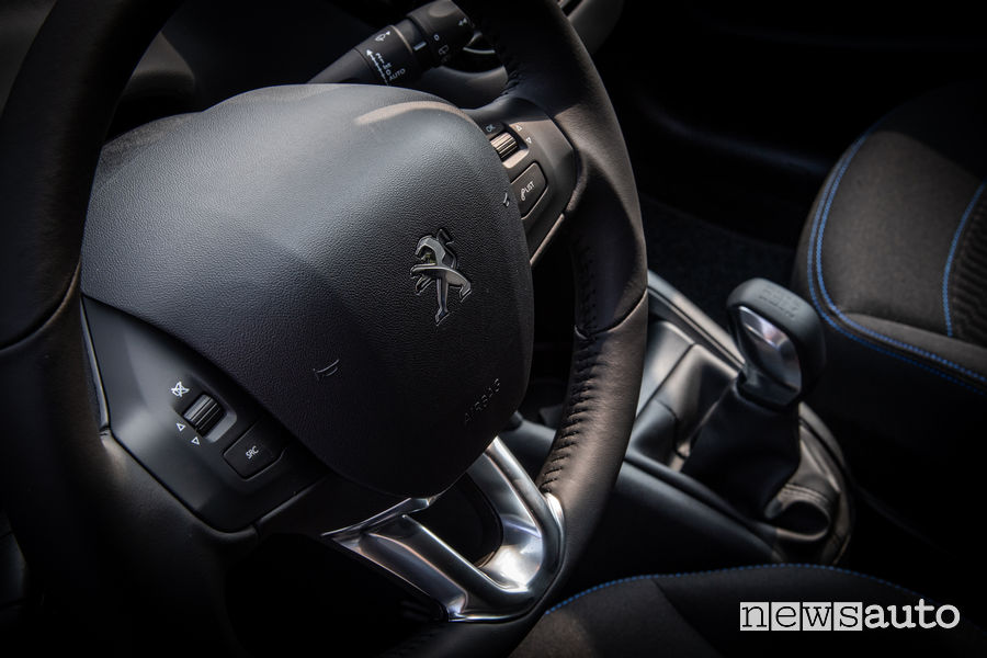 Peugeot_208 Signature, volante