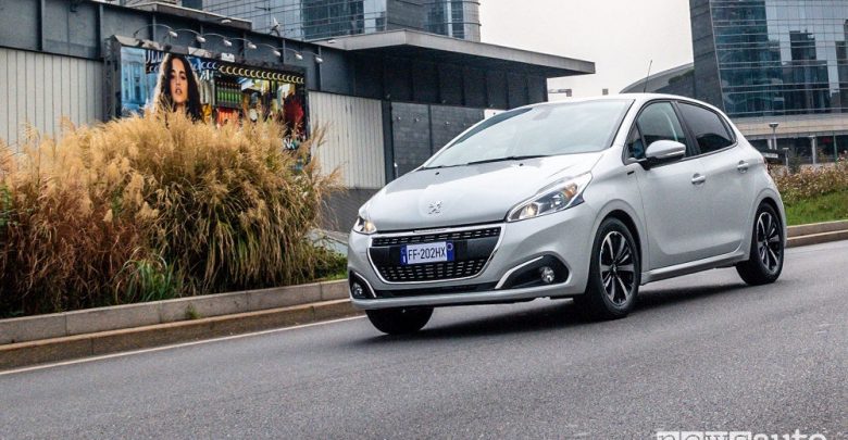 Peugeot_208 Signature, vista di profilo