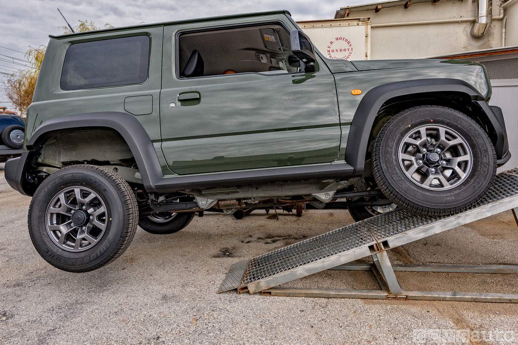 Suzuki Jimny sulla rampa (Ramp test) per verificare le doti fuoristradistiche